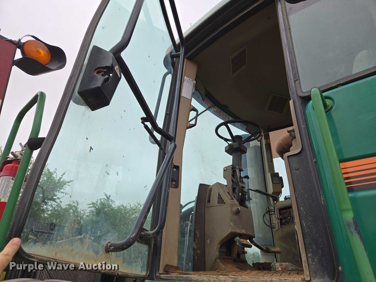 image for item DU6786 2001 John Deere 9300 4WD tractor