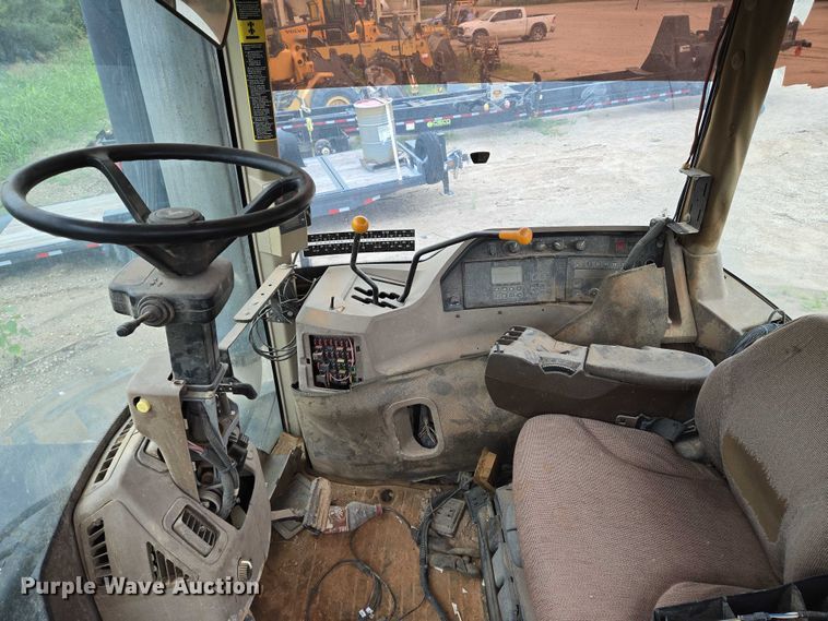 image for item DU6786 2001 John Deere 9300 4WD tractor