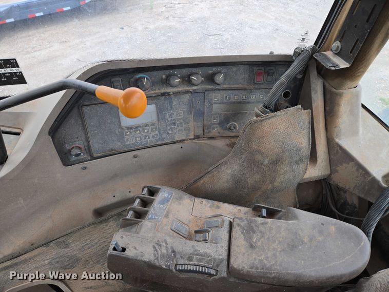 image for item DU6786 2001 John Deere 9300 4WD tractor