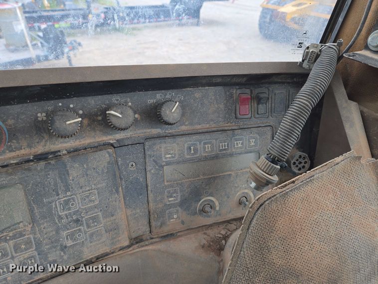 image for item DU6786 2001 John Deere 9300 4WD tractor