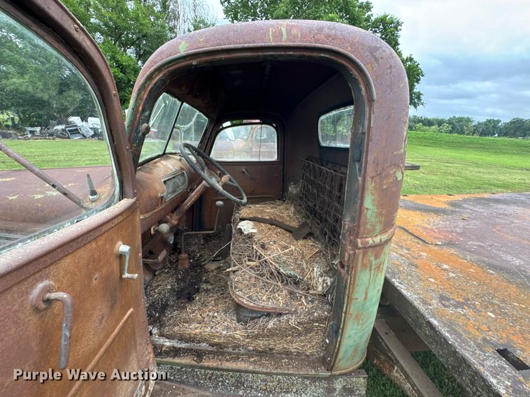 image for item DU9826 Chevrolet flatbed pickup truck