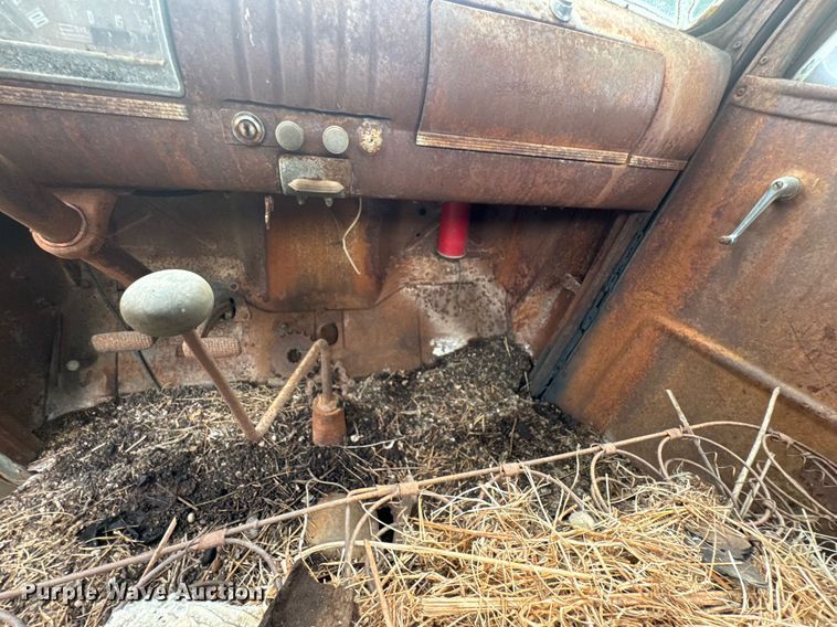 image for item DU9826 Chevrolet flatbed pickup truck