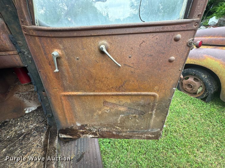 image for item DU9826 Chevrolet flatbed pickup truck