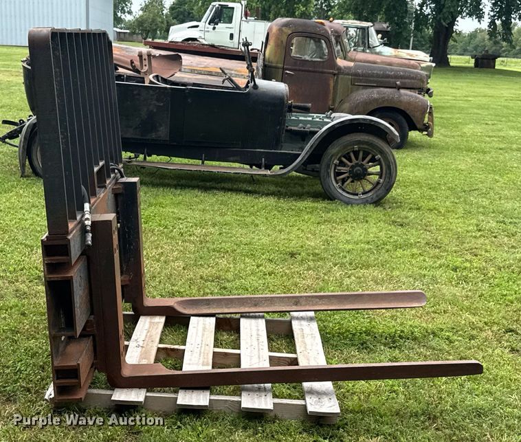image for item DU9829 1990 John Harder CLS telehandler forks