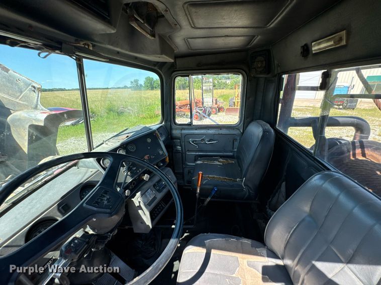 image for item DU9940 1976 Mack RW613 winch truck