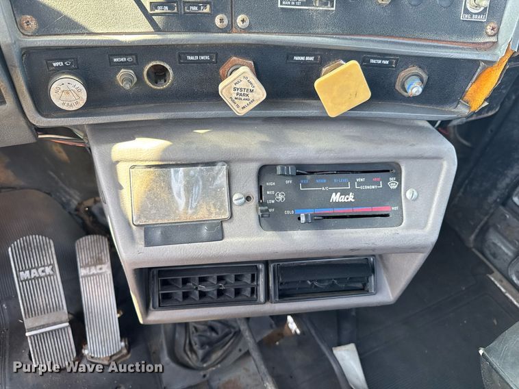 image for item DU9940 1976 Mack RW613 winch truck