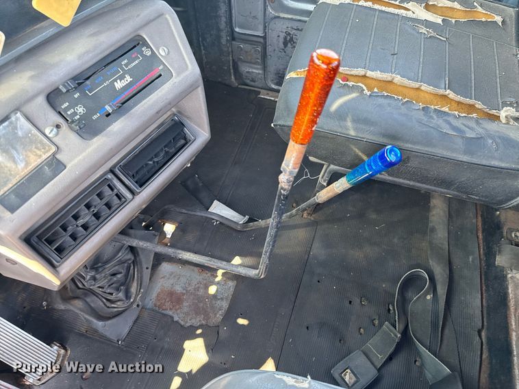 image for item DU9940 1976 Mack RW613 winch truck