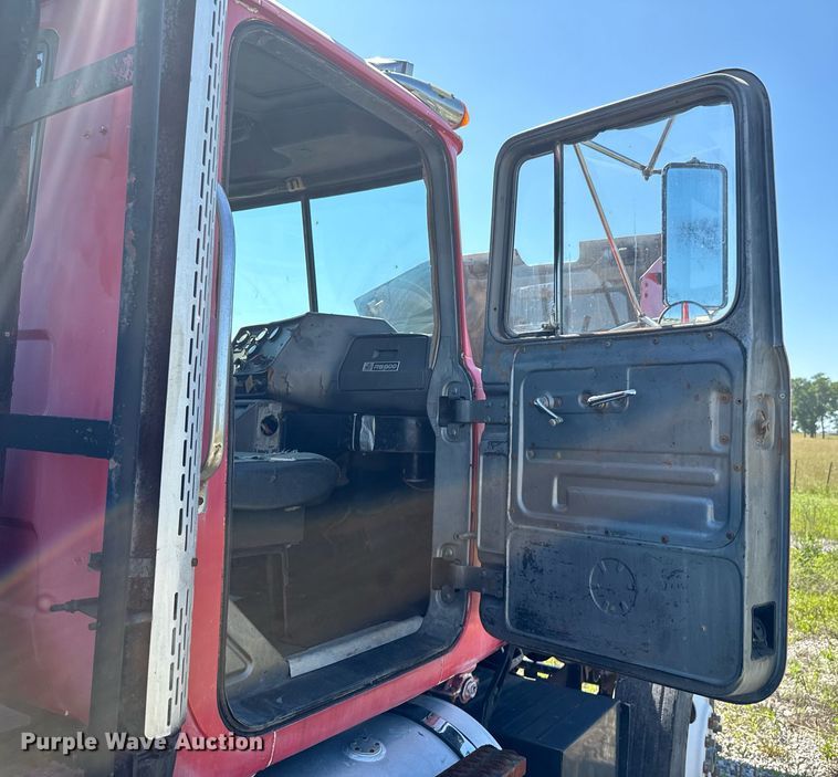 image for item DU9940 1976 Mack RW613 winch truck