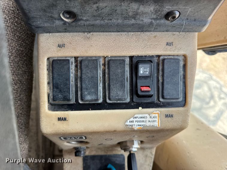 image for item DW6597 1997 Caterpillar 140H motor grader