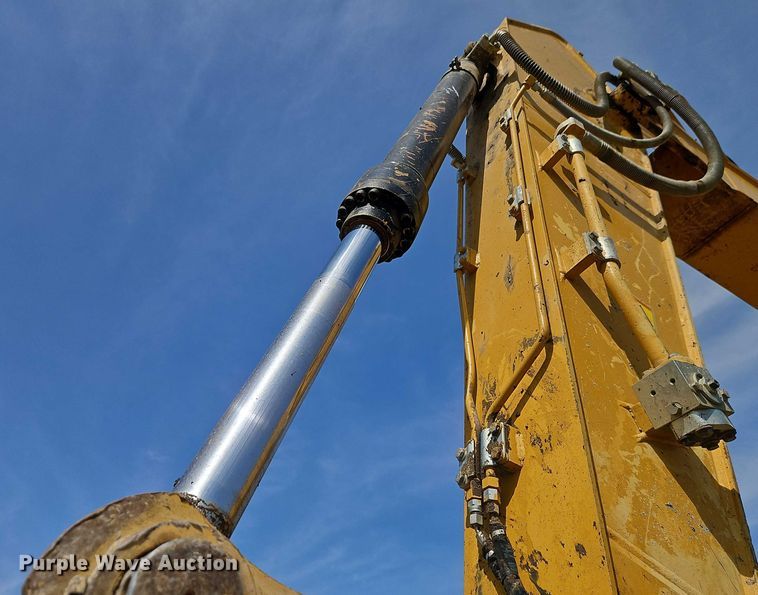 image for item DW6598 2018 Caterpillar 325F L excavator