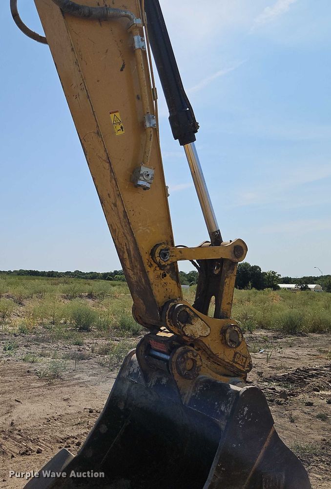 image for item DW6598 2018 Caterpillar 325F L excavator