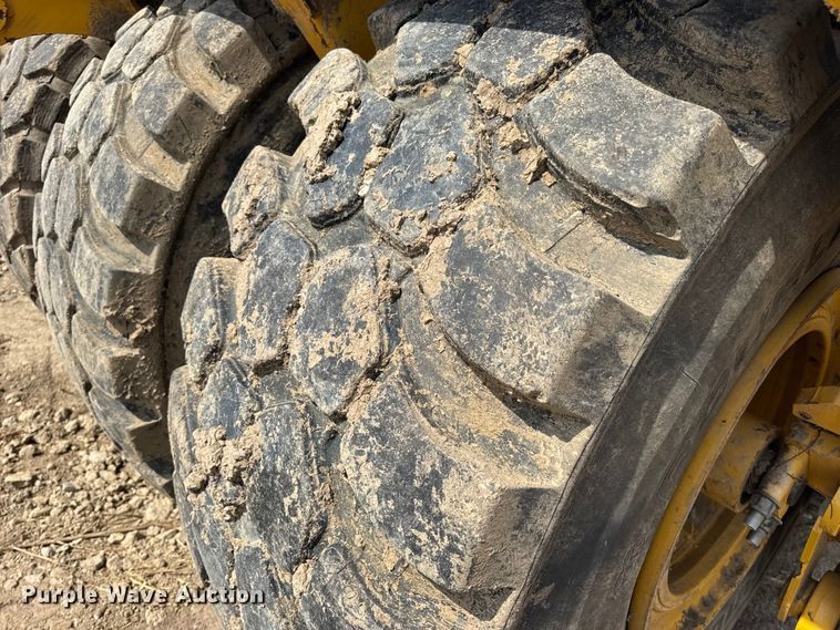 image for item DW6602 2012 John Deere 2112C scraper