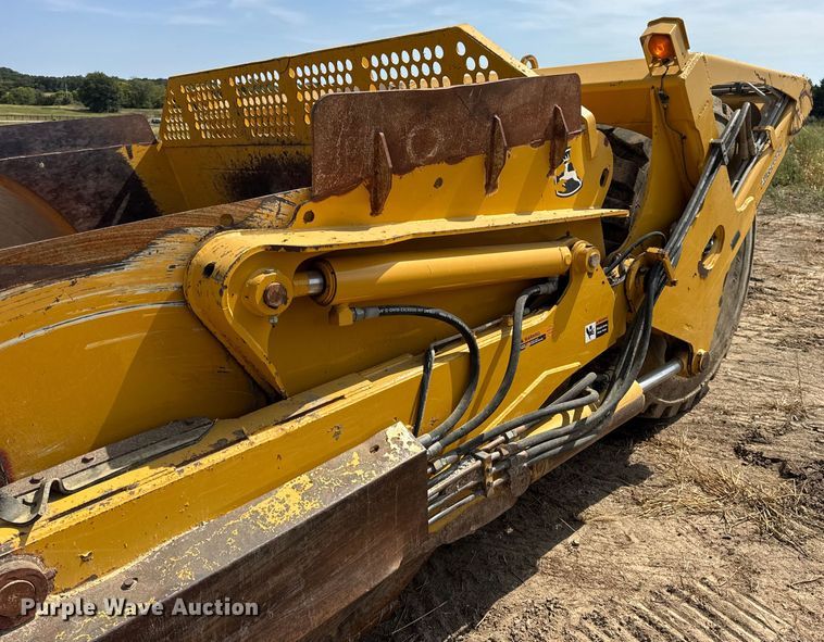 image for item DW6604 2012 John Deere 2112C scraper