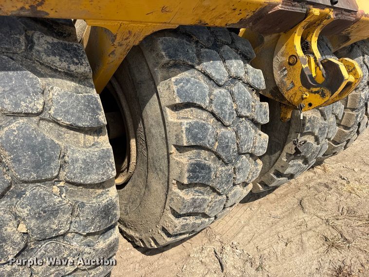 image for item DW6604 2012 John Deere 2112C scraper