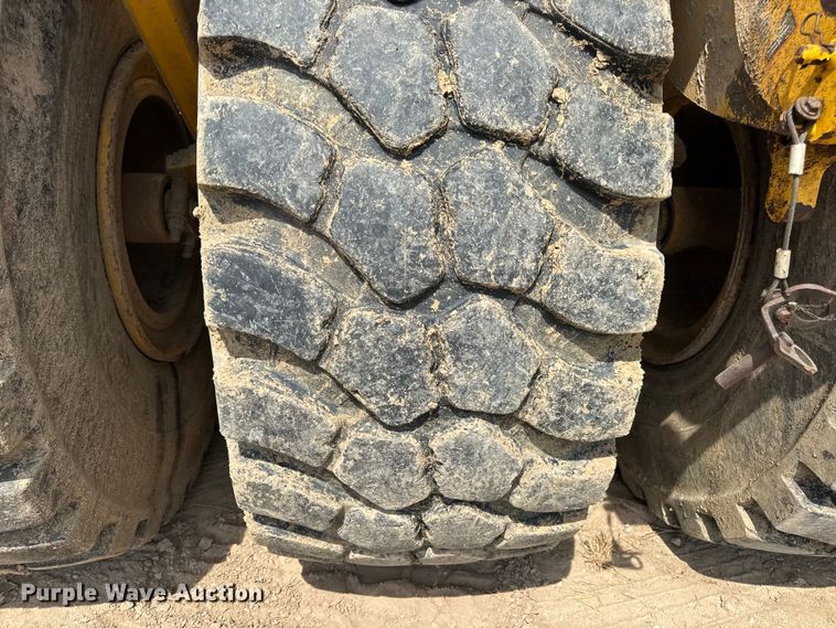 image for item DW6604 2012 John Deere 2112C scraper