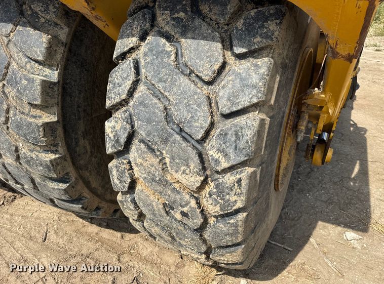 image for item DW6604 2012 John Deere 2112C scraper