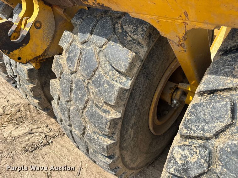 image for item DW6604 2012 John Deere 2112C scraper