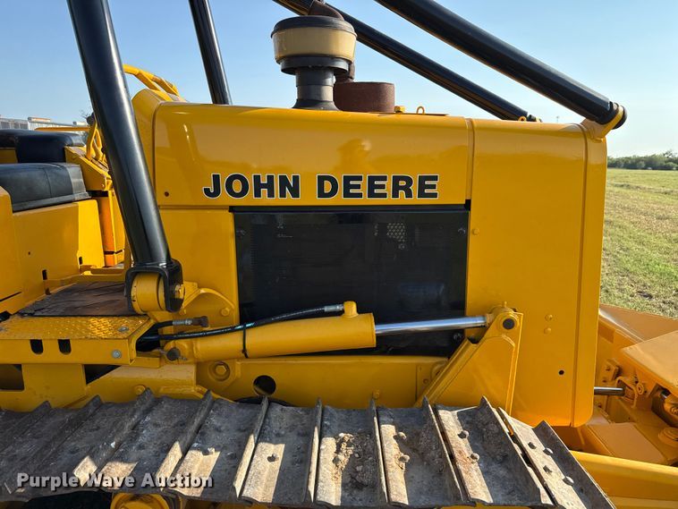 image for item DX5781 1985 John Deere 450D dozer
