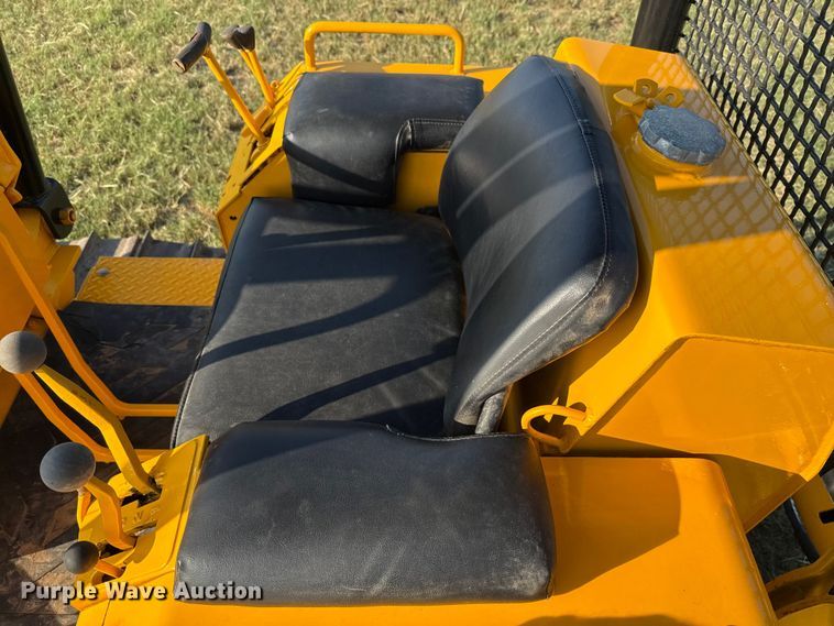 image for item DX5781 1985 John Deere 450D dozer