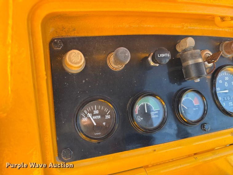 image for item DX5781 1985 John Deere 450D dozer