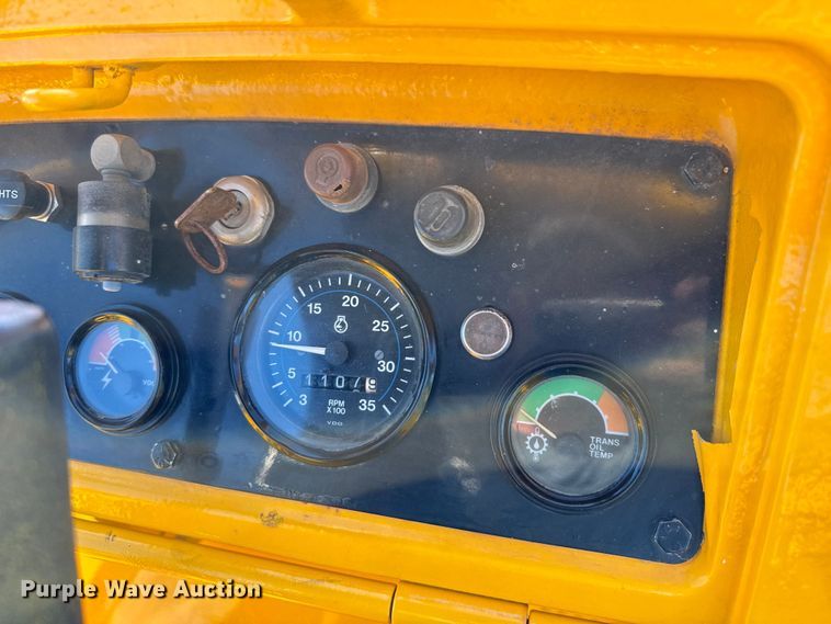 image for item DX5781 1985 John Deere 450D dozer