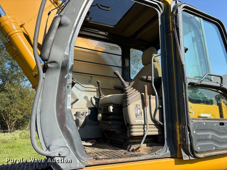image for item DY0958 2005 John Deere 330C LC excavator