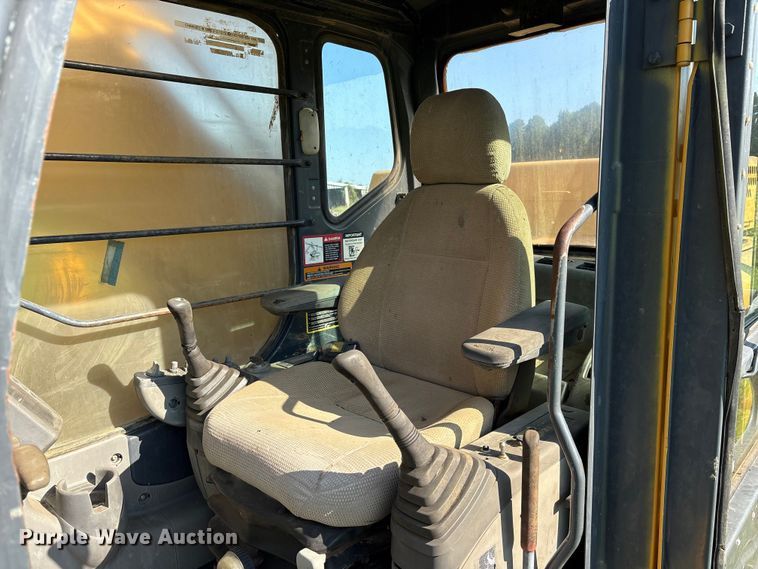 image for item DY0958 2005 John Deere 330C LC excavator