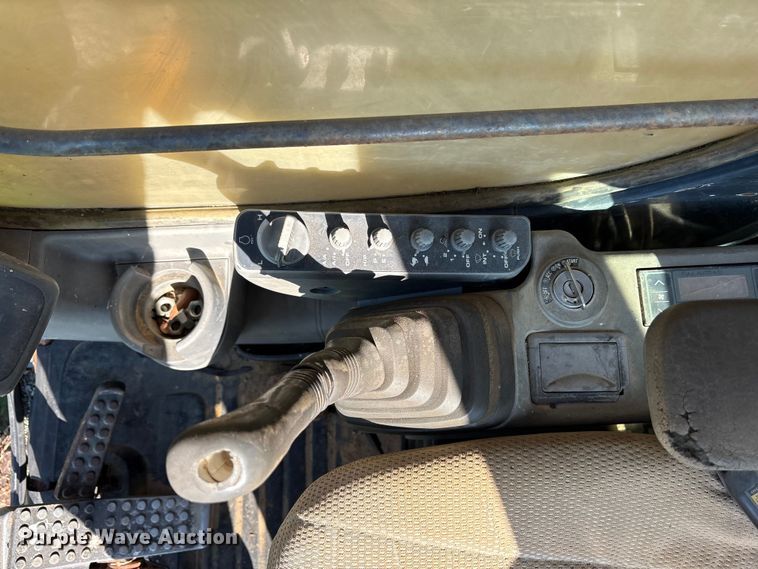 image for item DY0958 2005 John Deere 330C LC excavator