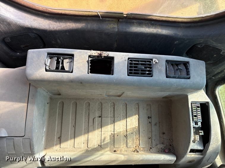 image for item DY0958 2005 John Deere 330C LC excavator