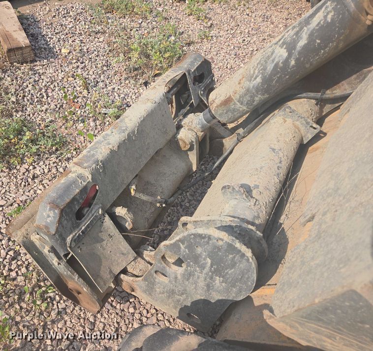 image for item DY1128 2016 Volvo MC135C skid steer loader