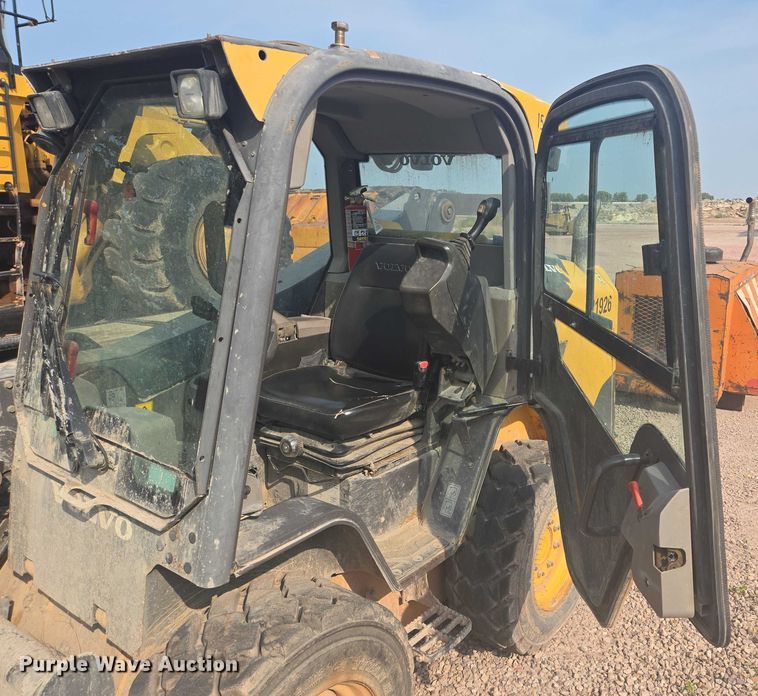 image for item DY1128 2016 Volvo MC135C skid steer loader