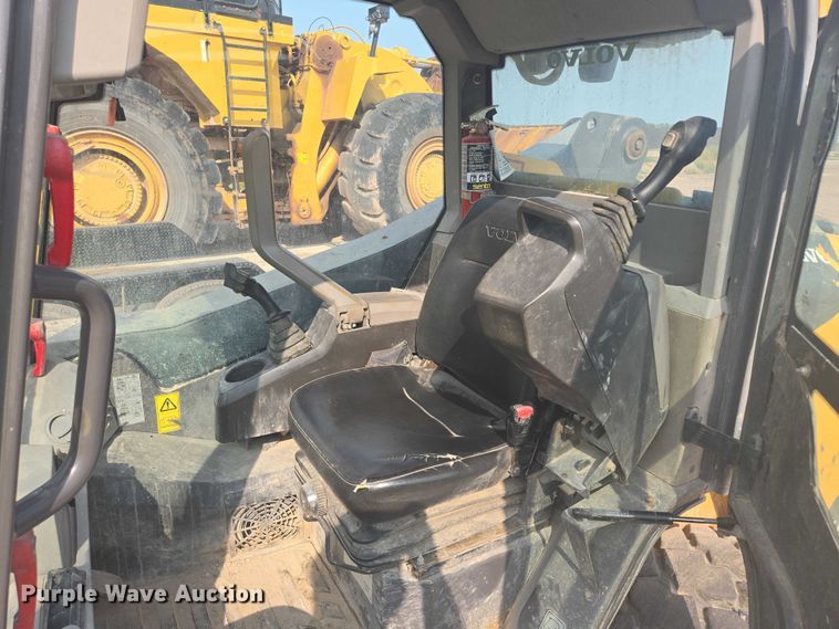 image for item DY1128 2016 Volvo MC135C skid steer loader