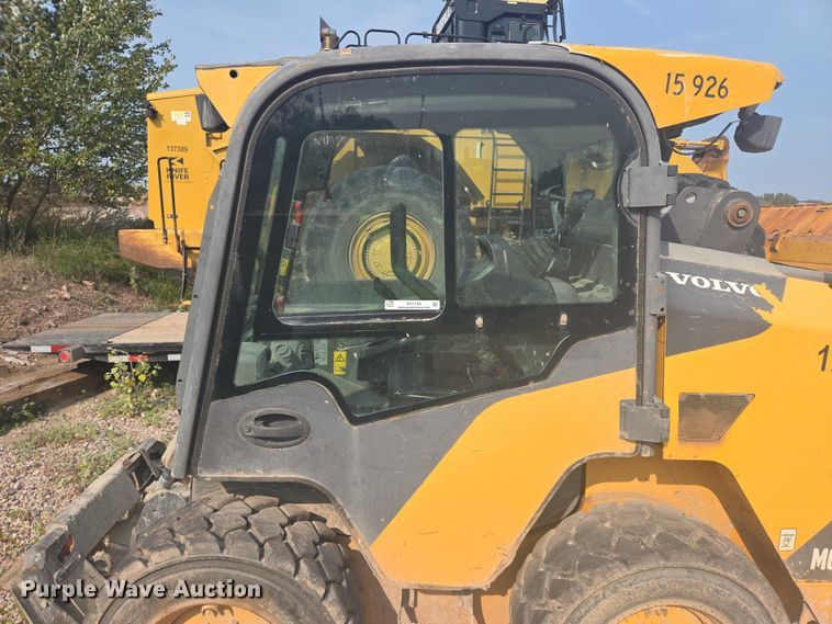 image for item DY1128 2016 Volvo MC135C skid steer loader