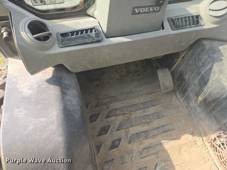 image for item DY1128 2016 Volvo MC135C skid steer loader