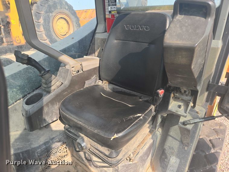 image for item DY1128 2016 Volvo MC135C skid steer loader