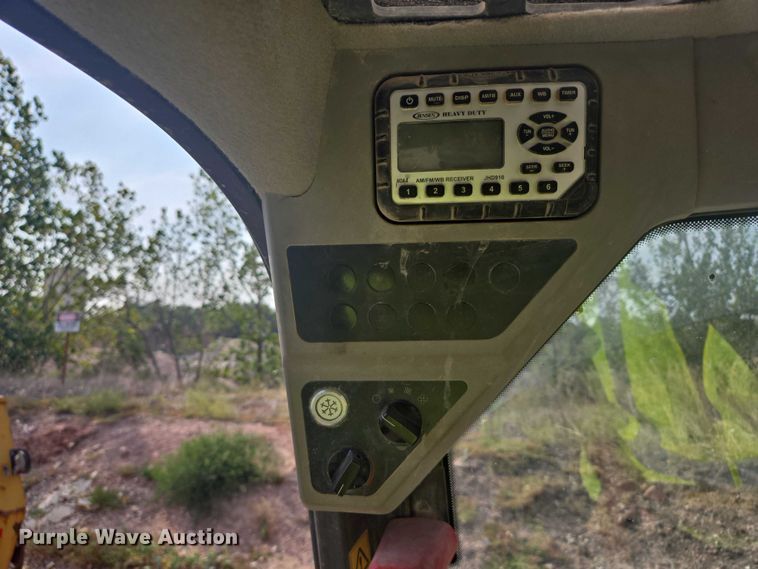 image for item DY1128 2016 Volvo MC135C skid steer loader