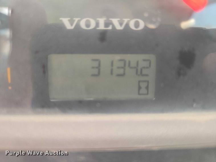 image for item DY1128 2016 Volvo MC135C skid steer loader