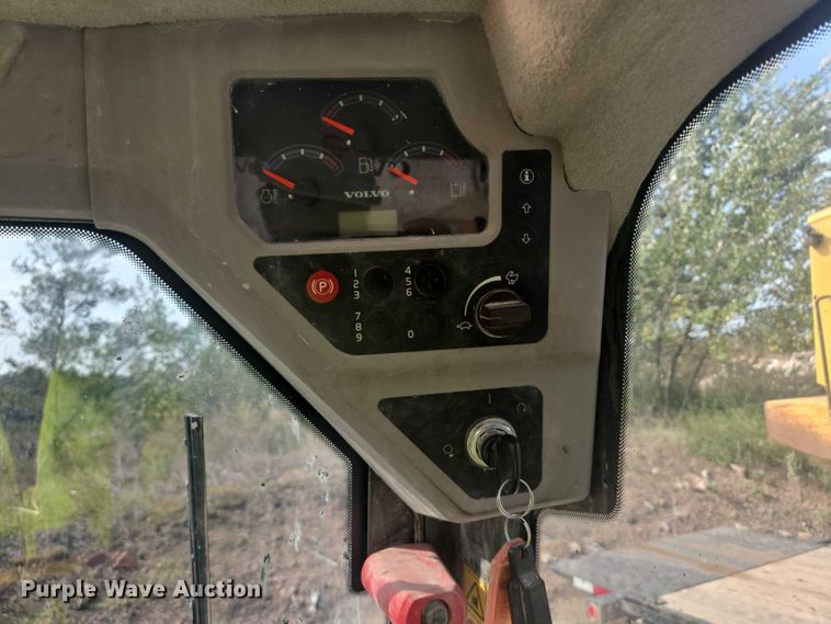 image for item DY1128 2016 Volvo MC135C skid steer loader