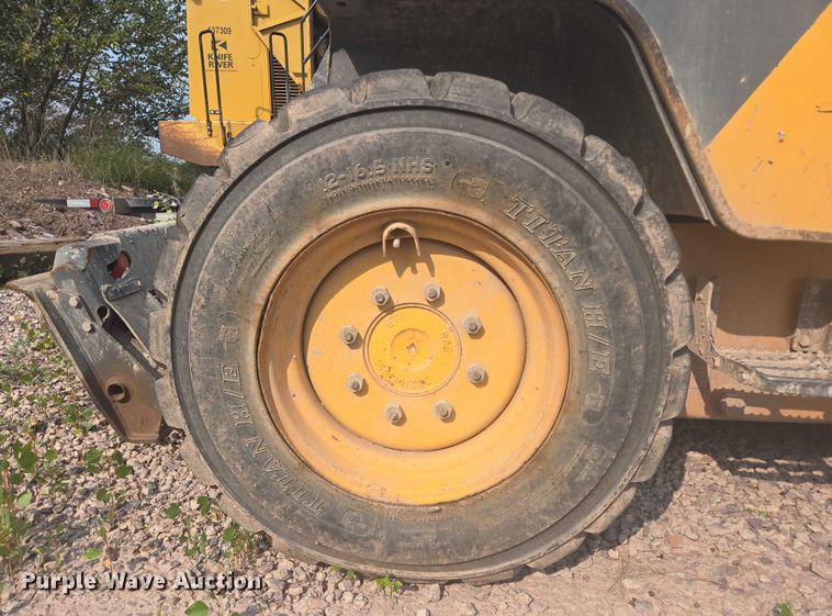 image for item DY1128 2016 Volvo MC135C skid steer loader