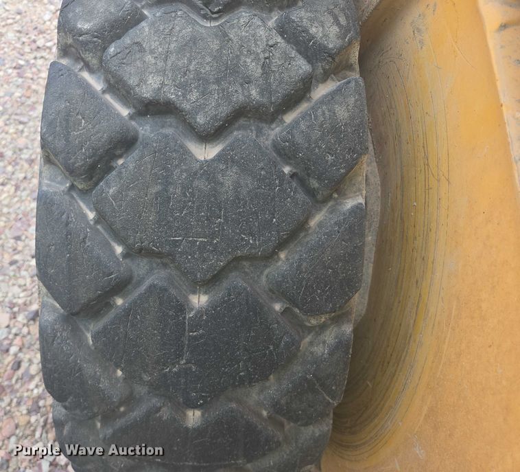 image for item DY1128 2016 Volvo MC135C skid steer loader