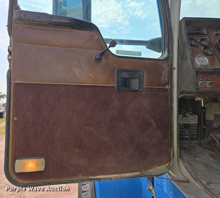 image for item DY1131 1999 Kenworth W900 ready mix truck