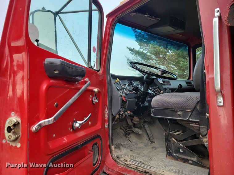 image for item DZ6483 1994 Ford L8000 dump truck