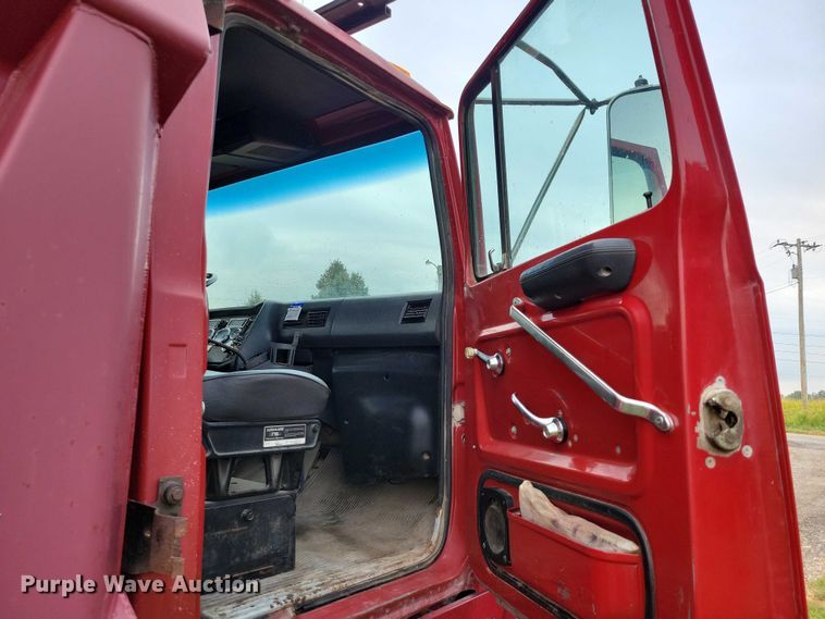 image for item DZ6483 1994 Ford L8000 dump truck