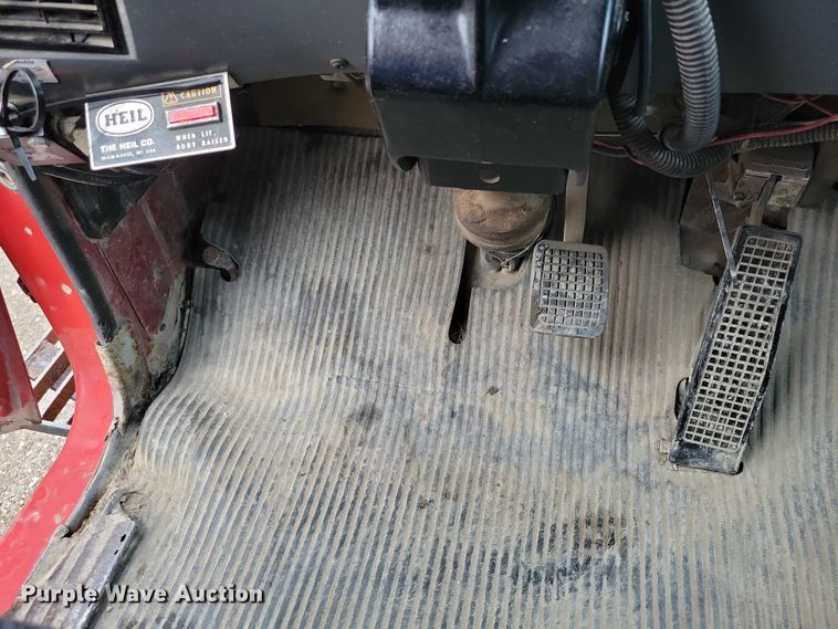 image for item DZ6483 1994 Ford L8000 dump truck