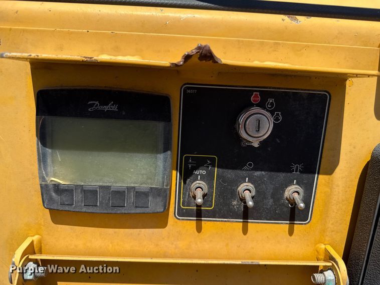 image for item DZ8973 2018 Weiler P385B paver