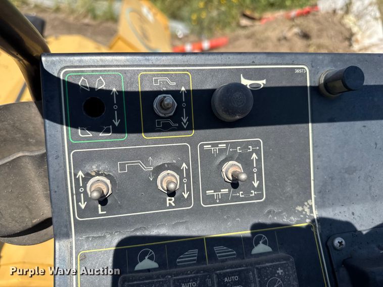 image for item DZ8973 2018 Weiler P385B paver