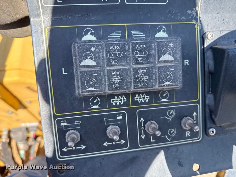 image for item DZ8973 2018 Weiler P385B paver