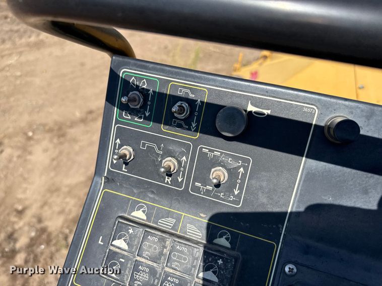 image for item DZ8973 2018 Weiler P385B paver