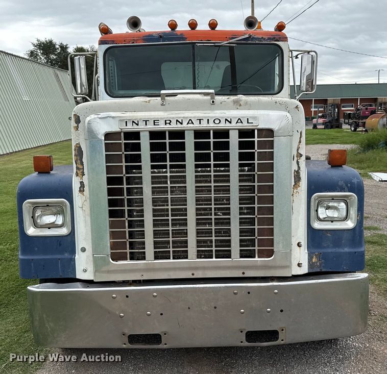 image for item DZ8976 1984 International F-4370 dump truck