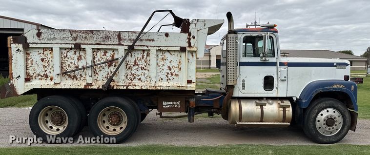 image for item DZ8976 1984 International F-4370 dump truck